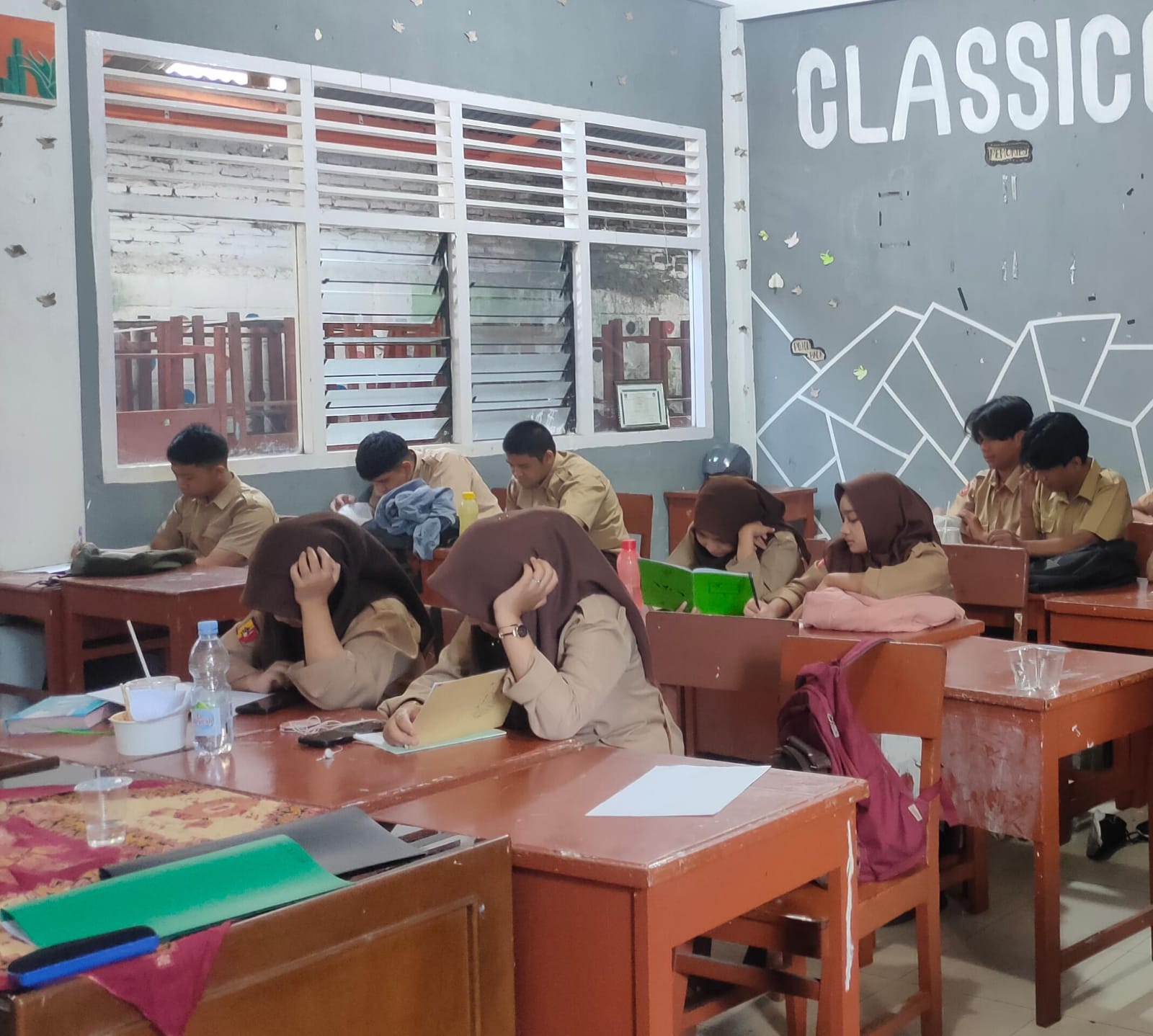 Siswa SMA PGRI 1 Padang sedang melaksanakan proses belajar dan mengajar di kelas, Jumat (19/7). (RIZKY FOR PADEK)