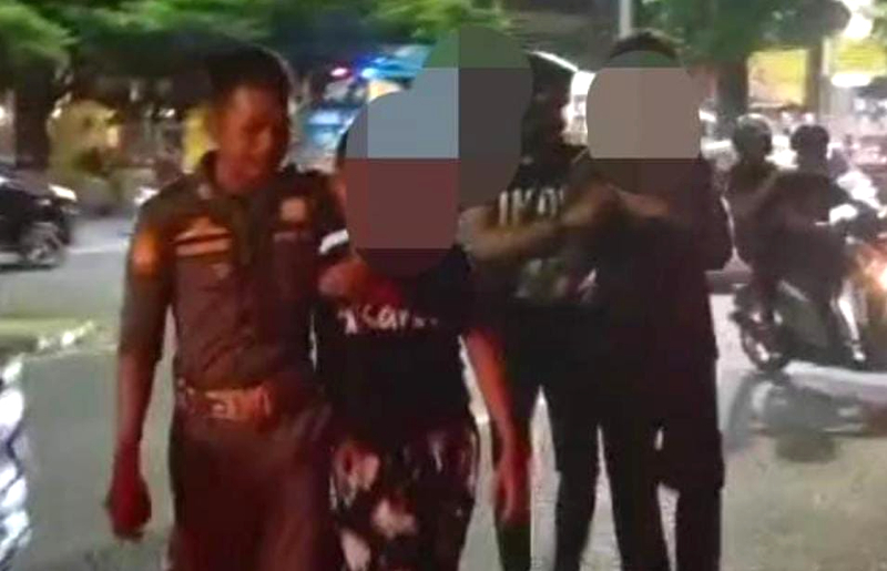 Satpol PP menertibkan PMKS yang beraktivitas di perempatan lampu merah dan U-Turn jalan di Kota Padang karena langgar Perda Trantibum.(Foto: Humas)