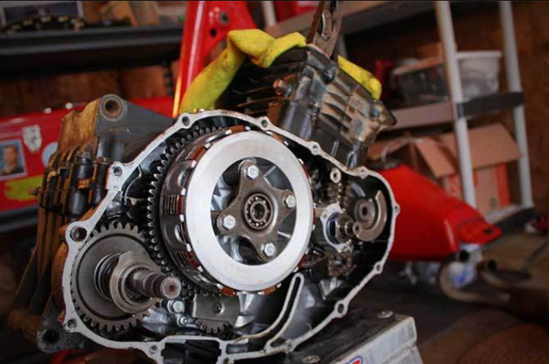 Turun mesin atau overhaul adalah proses membuka dan membongkar mesin motor untuk diperbaiki. (Foto: Astra Motor)