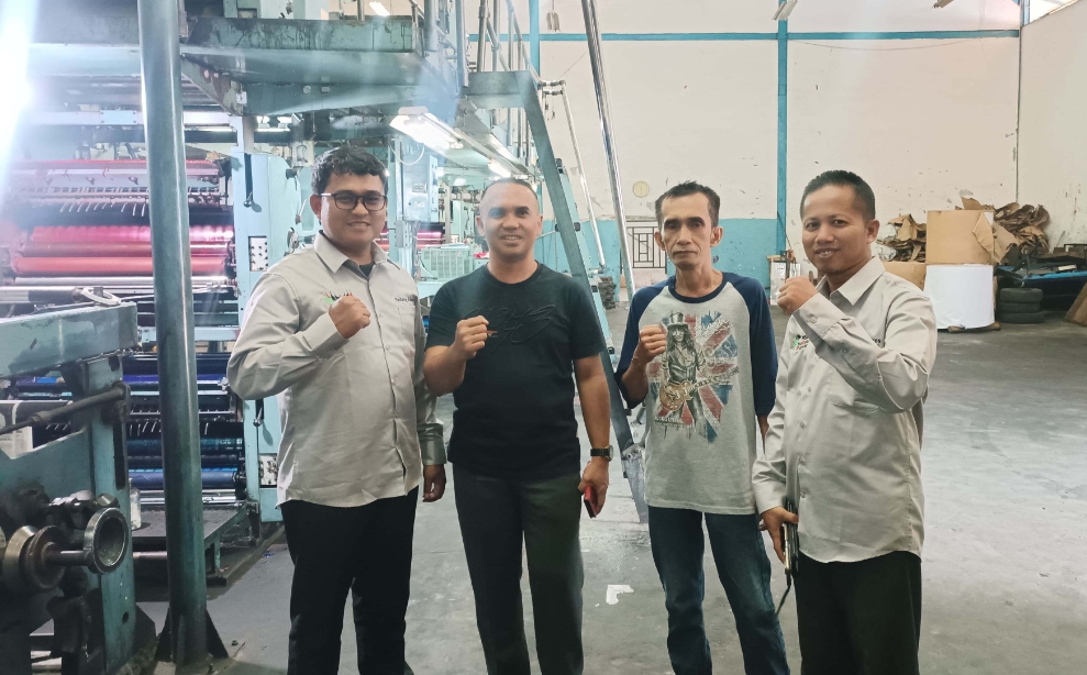 Peserta Pelatihan Jurnalistik Padang Ekspres (kiri dan kanan) berkunjung ke percetakan koran Graindo Mediatama di kompleks Graha Pena Padang.