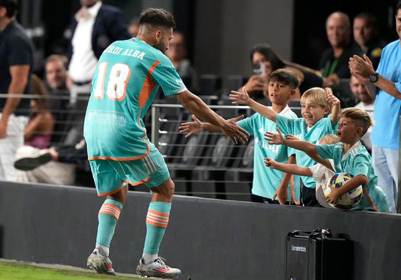 Selebrasi Jordi Alba usai mencetak gol dalam pertandingan melawan Chicago Fire dengan skor 2-1, di Chase Stadium, Minggu (21/7/2024). (Foto: AP/Lynne Sladky)