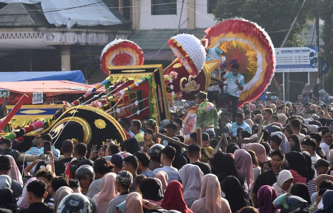 Prosesi Tabuik Naik Pangkek yang dinantikan masyarakat dan pengunjung berhasil menyedot perhatian pada Minggu pagi (21/7/2024). (Foto: Diskominfo Pariaman)