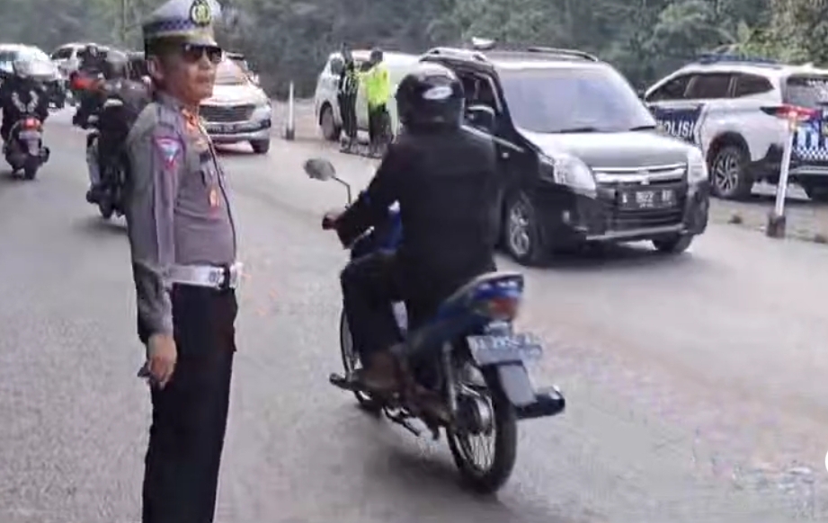 Jalan Padang-Bukittinggi via Lembah Anai yang sempat terputus akibat bencana alam beberapa waktu lalu, telah resmi dibuka untuk umum pada Minggu (21/7/2024). (Foto: SC: IG Satlantas PP)