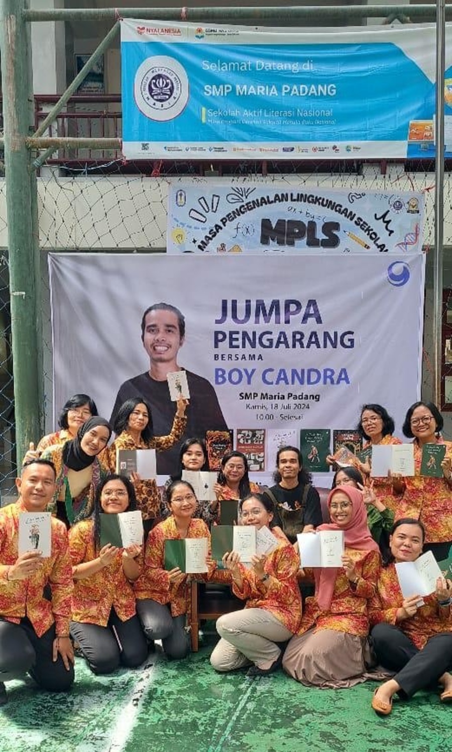 Penulis buku Boy Candra mengunjungi SMP Maria Padang, Minggu (21/7) dalam rangka menjadi narasumber kegiatan &rdquo;Jumpa Pengarang Bersama Boy Candra&rdquo; (SILVINA/PADEK)