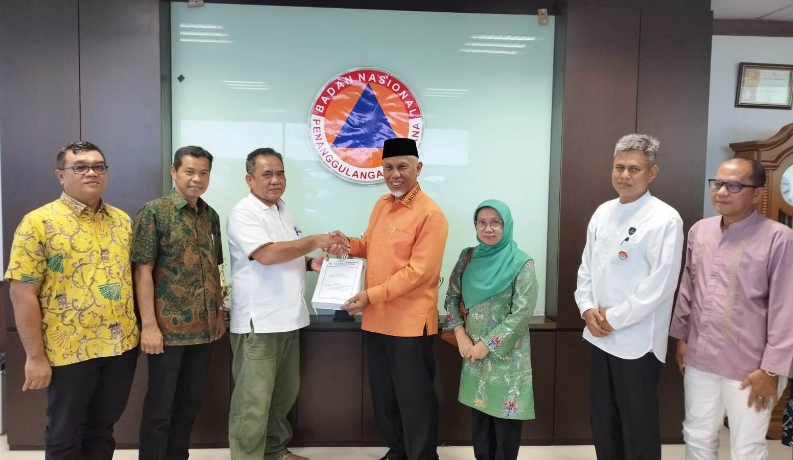 GERAK CEPAT: Gubernur Sumbar Mahyeldi Ansharullah di Kantor BNPB, Jakarta, Sabtu (19/7). Gubernur mengajukan usulan dan rekomendasi pendanaan pascabencana. (BIRO ADPIM UNTUK PADEK)