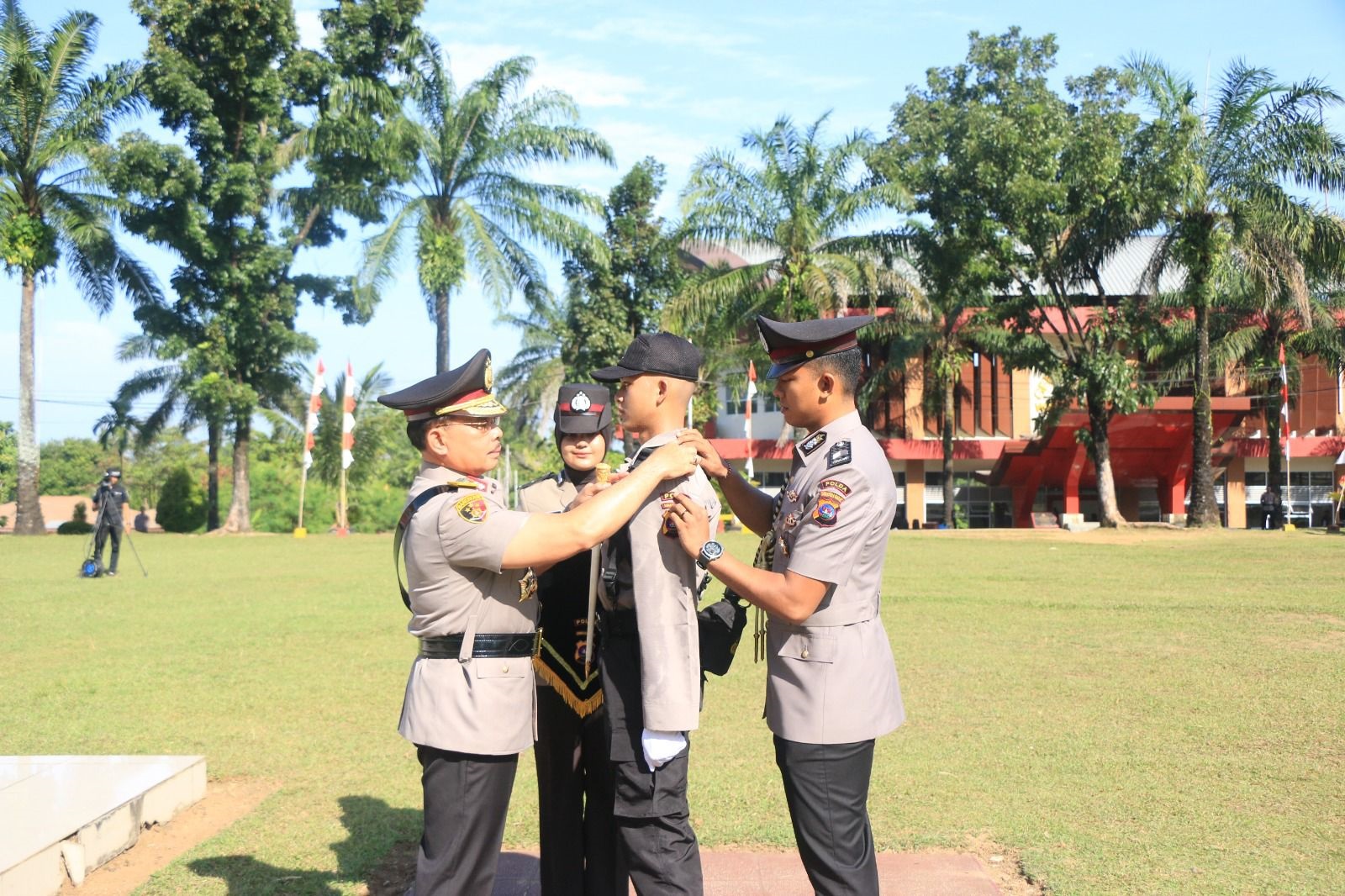Kapolda Sumbar Irjen Pol Suharyono memasangkan tanda dimulainya Pendidikan Pembentukan Bintara (Diktukba) Polri Gelombang II Tahun Anggaran 2024 di SPN Polda Sumbar, Senin (22/7). (HUMAS POLDA SUMBAR)