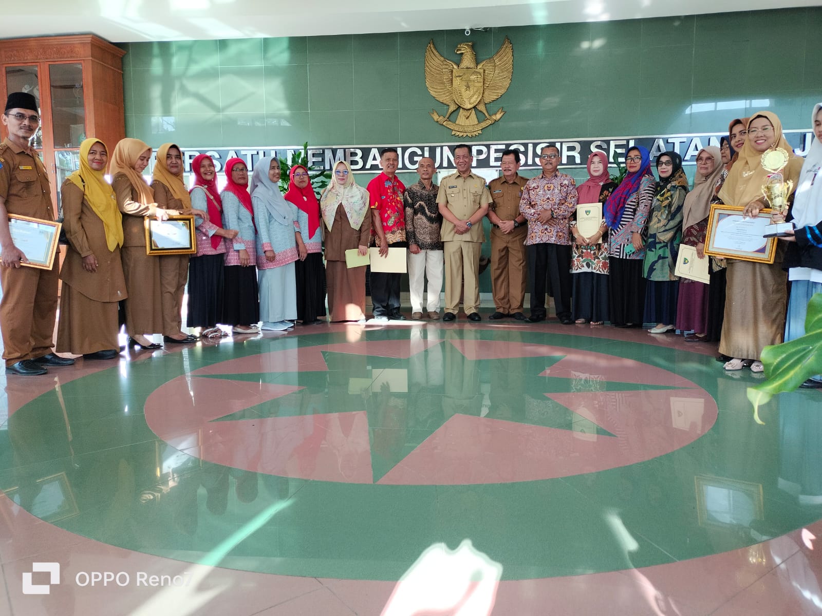 Bupati Pessel, Rusma Yul Anwar (tengah), Kepala Dinas Koperasi UMK dan Tenaga Kerja Pessel, Yandes Amrianal, dan Kabid Koperasi, Weldewita, foto bersama usai pemberian penghargaan. (dok yon)