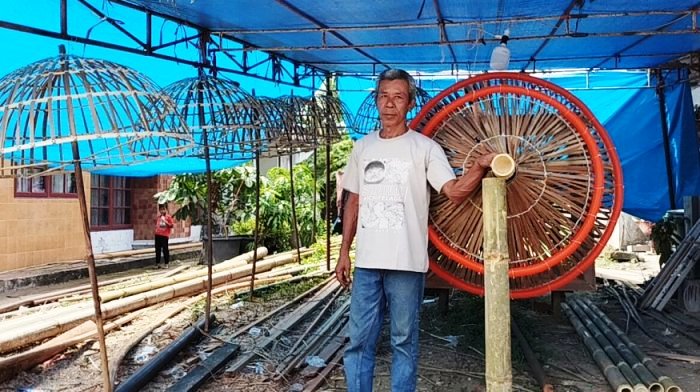 Azwar (57) sosok di balik pembuatan Tabuik Pasa Piaman.