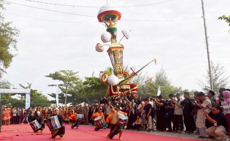 Puncak Pesona Budaya Tabuik Piaman 2024 ditandai dengan prosesi akhir tabuik dibuang ke laut di Muaro Pariaman, Minggu (21/7).