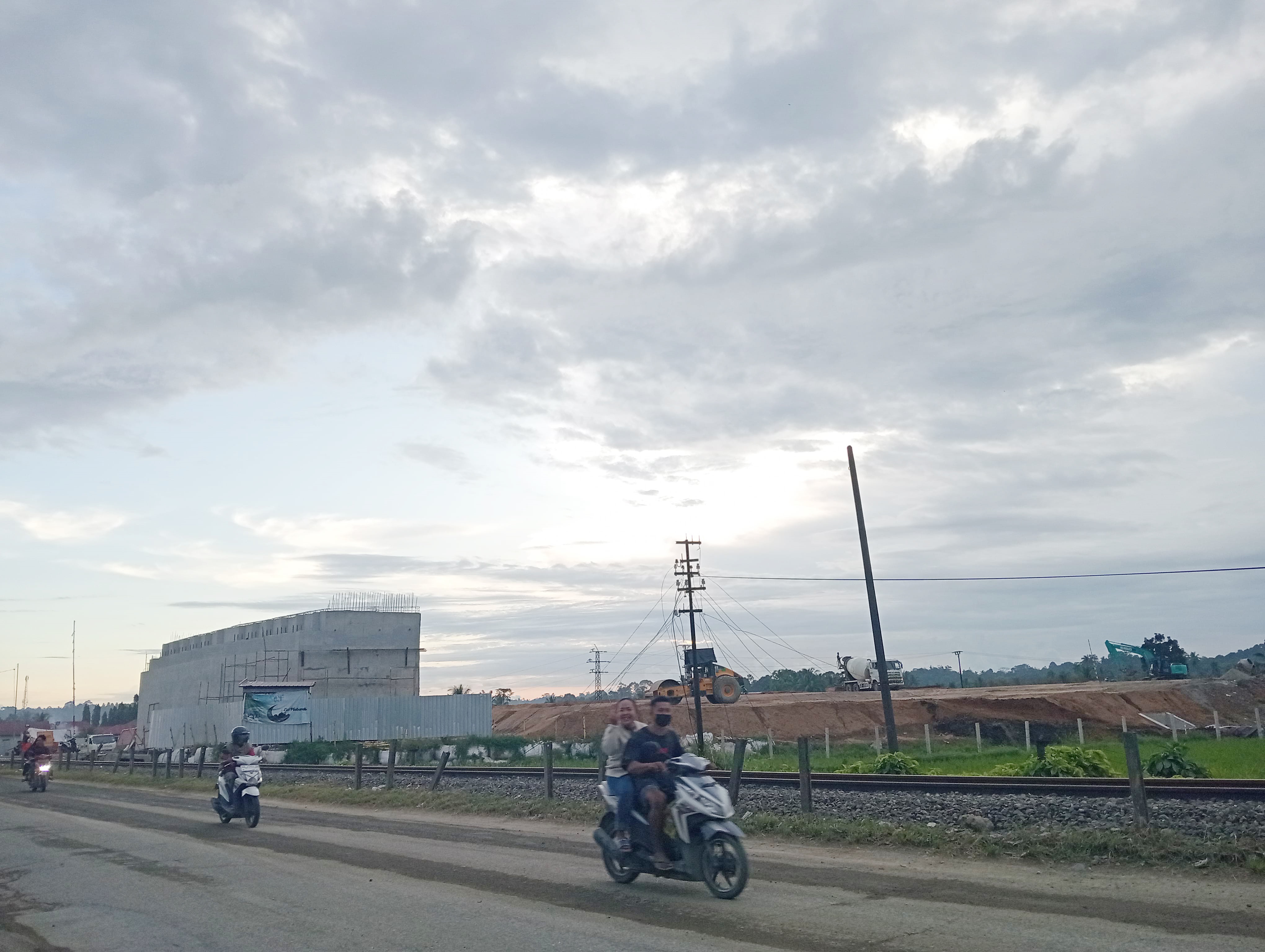 PROGRES TERKINI: Pengerjaan Tol Padang-Sicincin yang menyeberangi Jalan Padang-Bukittinggi di Nagari Sicincin, Kecamatan 2x11 Anamlingkuang, pekan lalu.(ARIS PRIMA G/PADEK)