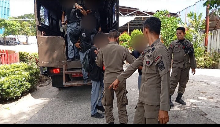 Enam pelajar yang kedapatan main biliar saat dibawa ke Mako Satpol PP Padang, Selasa (23/7). (SATPOL PP PADANG)