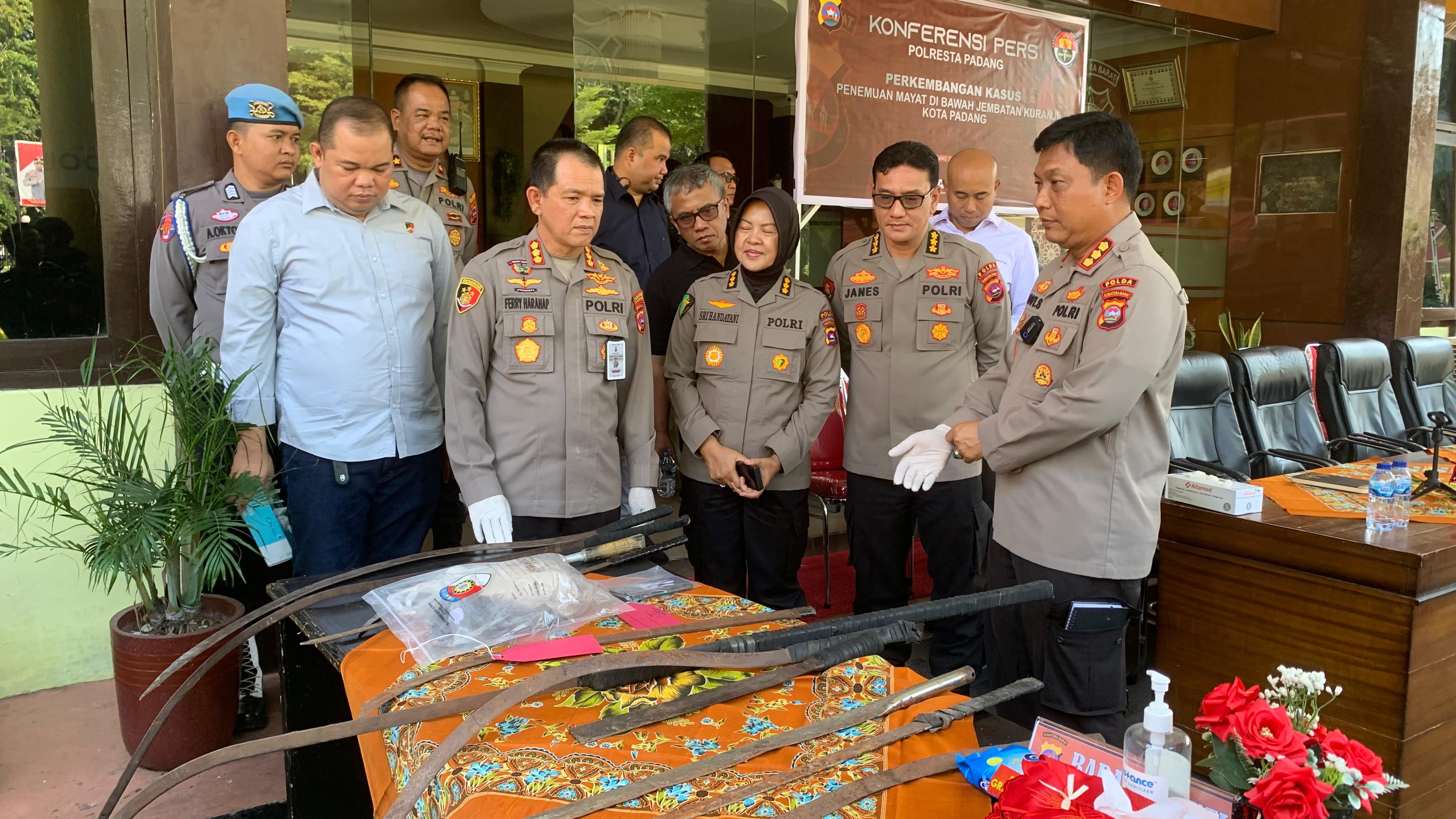 Kabid Humas Polda Sumbar Kombes Pol Dwi Sulistyawan saat jumpa pers di Mako Polresta Padang, Selasa (23/7). (JEFRIMON/PADEK)