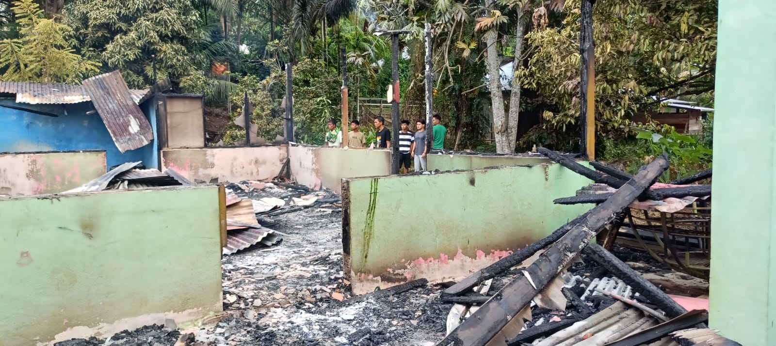 MUSIBAH: Kebakaran menghanguskan sebuah rumah permanen milik warga dan gedung TK/PAUD di Jorong Taratakbetung, Kenagarian Padanglaweh, Sijunjung, beberapa waktu lalu.(POLRES SIJUNJUNG FOR PADEK)