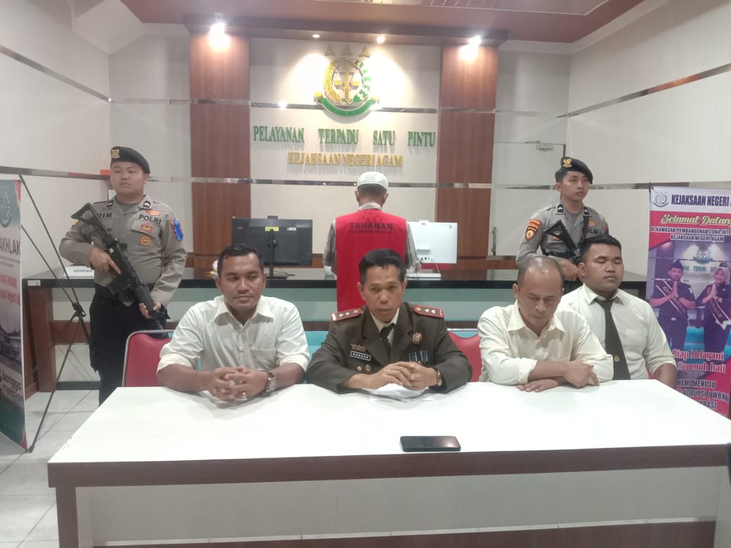 DUGAAN KORUPSI: Kajari Agam Burhan didampingi tim jaksa penyidik saat jumpa pers penetapan sekaligus penahanan terhadap satu orang tersangka kasus dugaan korupsi proyek.(PUTRA/PADEK)