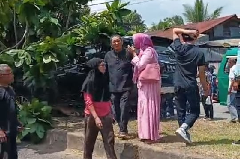 Mantan Wali Kota Padang Hendri Septa bersama istrinya Genny Putrinda dikabarkan mengalami kecelakaan di Jalan Kapalo Koto, Kecamatan Pauh, Kota Padang, Selasa (23/7/2024). (Foto: SC @matarakyatsumbar)