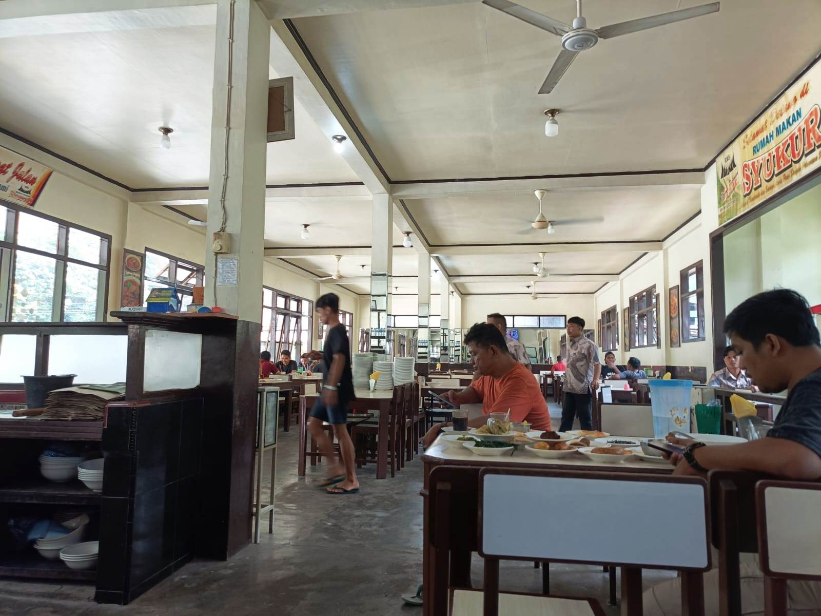 MENGGELIAT: Rumah Makan Mak Syukur kembali ramai dikunjungi. Belanja kebutuhan bahan baku, gairahkan aktivitas ekonomi Pasar Pusat Padangpanjang (YUWARDI/PADEK)