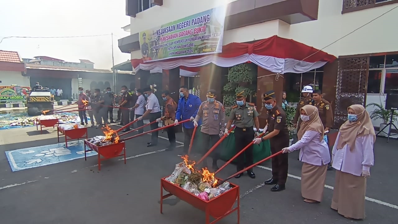 Kajari Padang Aliansyah beserta unsur Forkopimko Padang memusnahkan barang bukti perkara yang sudah inkrah di Kejari Padang dengan cara dibakar, Rabu (24/7). (SUYUDI/PADEK)