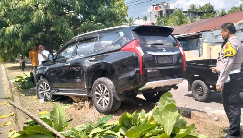 Mobil yang ditumpangi mantan Wali Kota Padang Hendri Septa mengalami kecelakaan tunggal di Jalan Kapalo Koto, Kecamatan Pauh, Kota Padang, Selasa (23/7/2024). (Foto: Satlantas Polresta Padang)