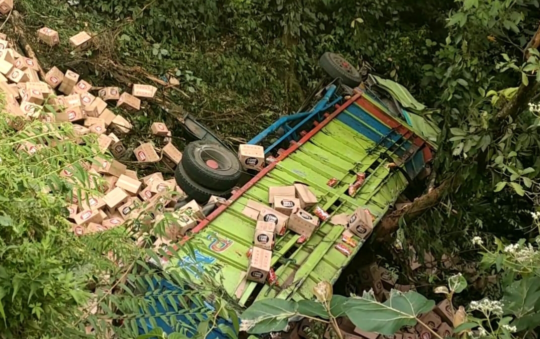 Truk pengangkut makanan ringan Chiki mengalami kecelakaan di Jalan Padang-Solok, Kelok Janjang Sitinjau Lauik. (Foto: Satlantas Polresta Padang)