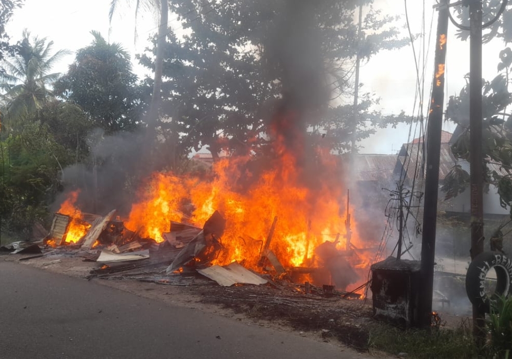Sebuah bengkel terbakar di Jalan Korong Gadang RT 02/RW 04, Kelurahan Korong Gadang, Kecamatan Kuranji, Padang, Rabu (24/7/2024). (Foto: Damkar Padang)
