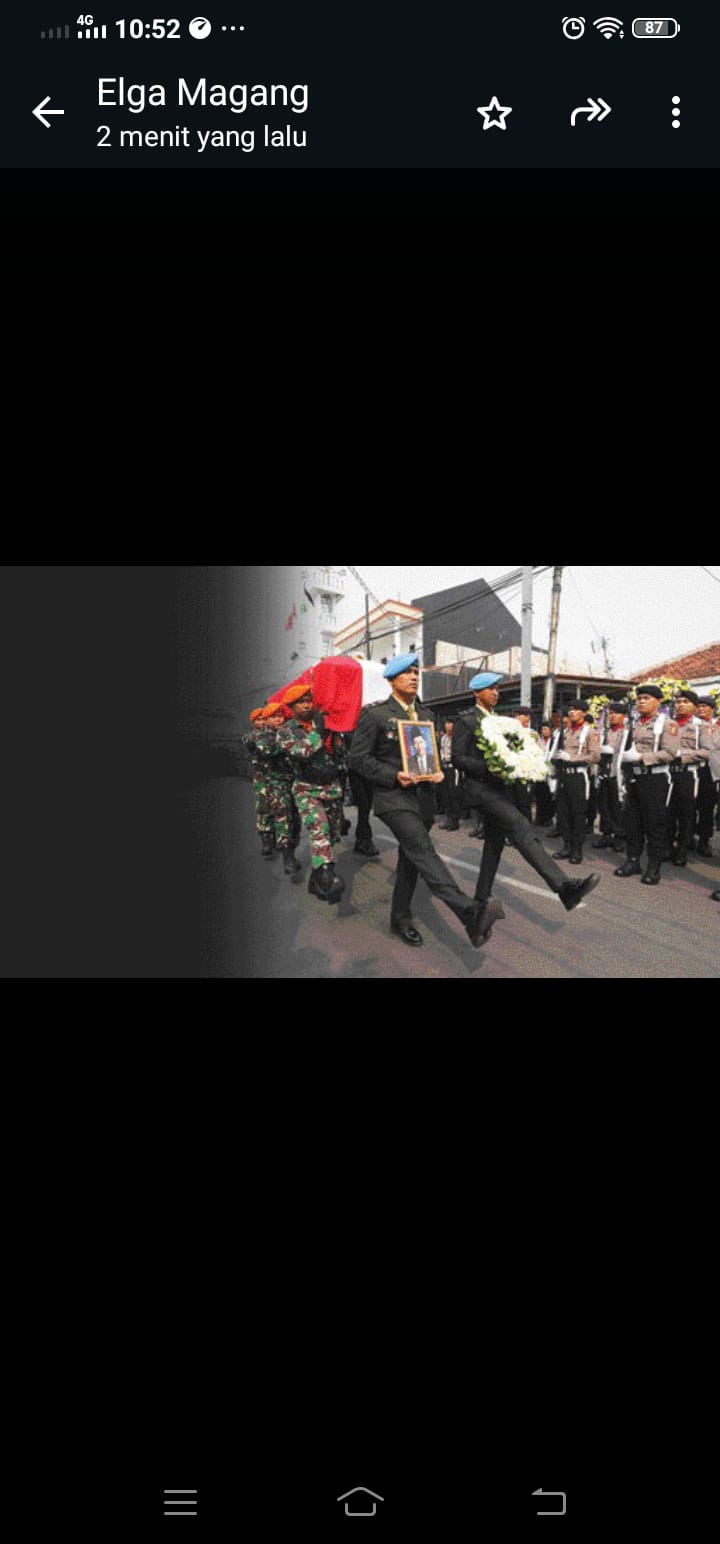 PENJAGA APBN: Jenazah almarhum Wakil Presiden ke-9 Hamzah Haz diusung pasukan militer untuk di makamkan dari Jalan Tegalan, Matraman, Jakarta, Rabu (24/7). (FEDRIK TARIGAN/JPG)