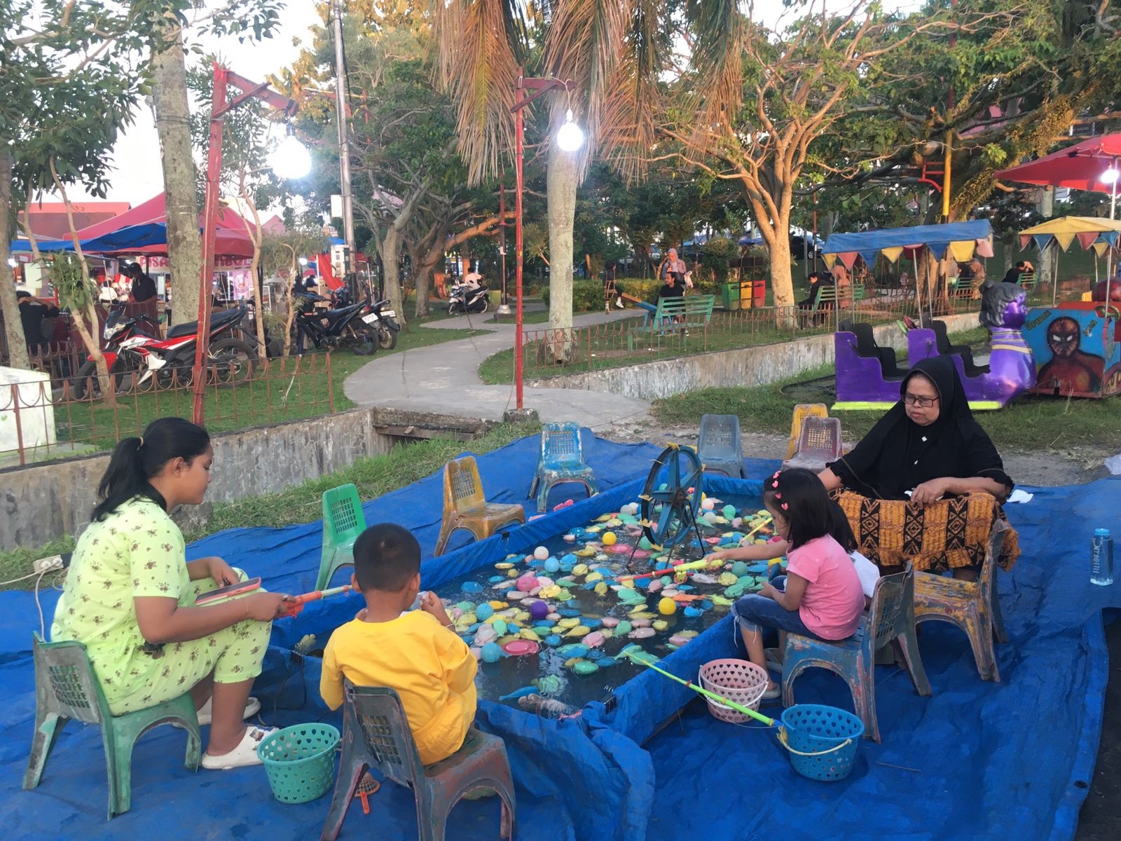 Beberapa anak-anak terlihat asyik bermain pancingan ikan yang berada di Taman Nanggalo. (SILVINA/PADEK)