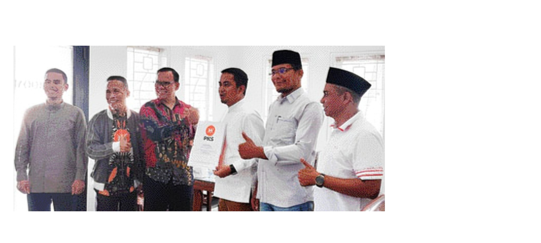 DAPAT DUKUNGAN: Penyerahan Surat Keputusan (SK) PKS kepada pasangan Ramadhani Kirana Putra dan Suryadi Nurdal untuk maju di Pilkada Kota Solok, Senin (22/7).(FRIKEL/PADEK)