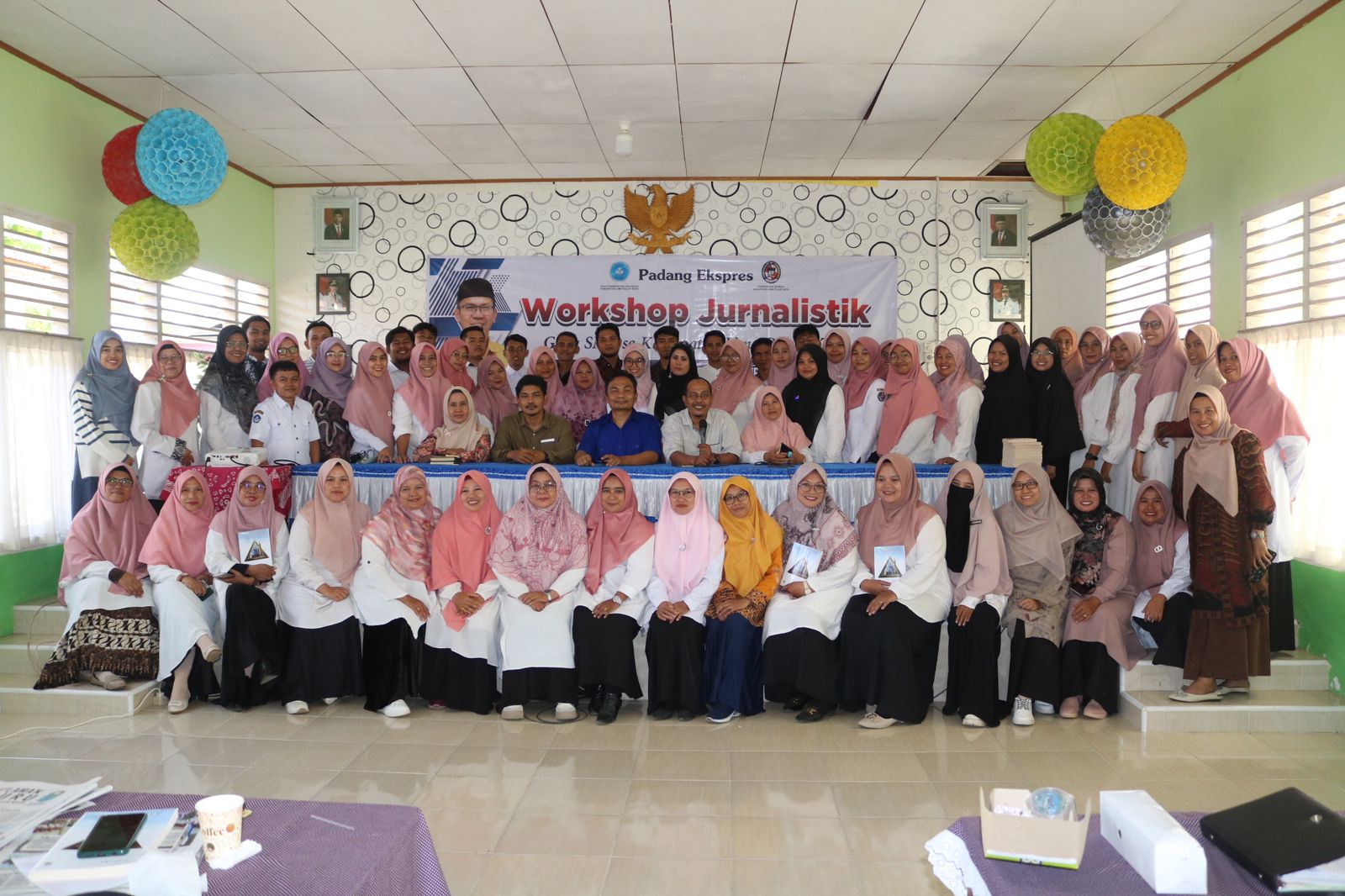 PESERTA Workshop Jurnalistik berfoto dengan narasumber selepas penutupan pelatihan. (SY.RIDWAN/PADEK)