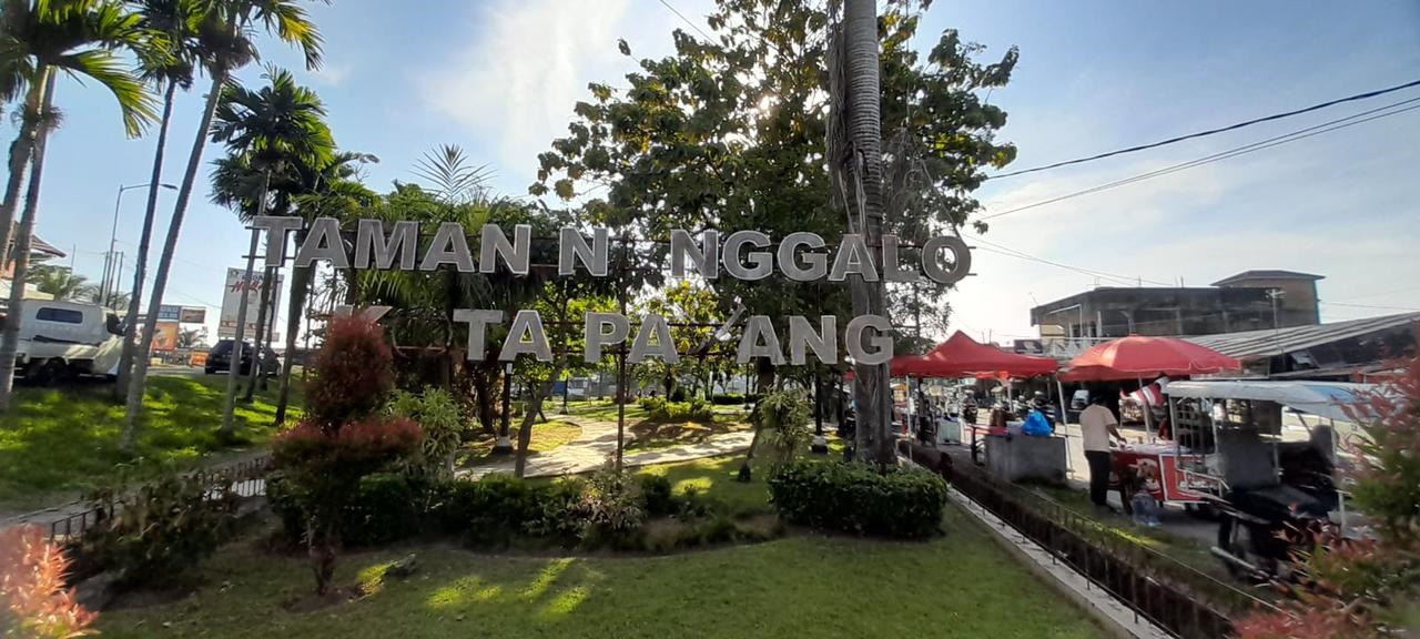 Plang nama Taman Nanggalo yang mudah terlihat bagi masyarakat yang ingin melewati Jembatan Siteba. (SILVINA/PADEK)