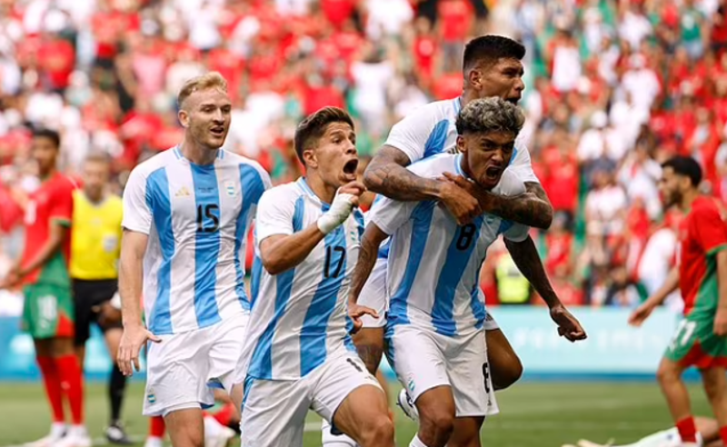 Gol Cristian Medina di masa injury time itu dianulir setelah pemeriksaan VAR karena offside. (Foto: Reuters)
