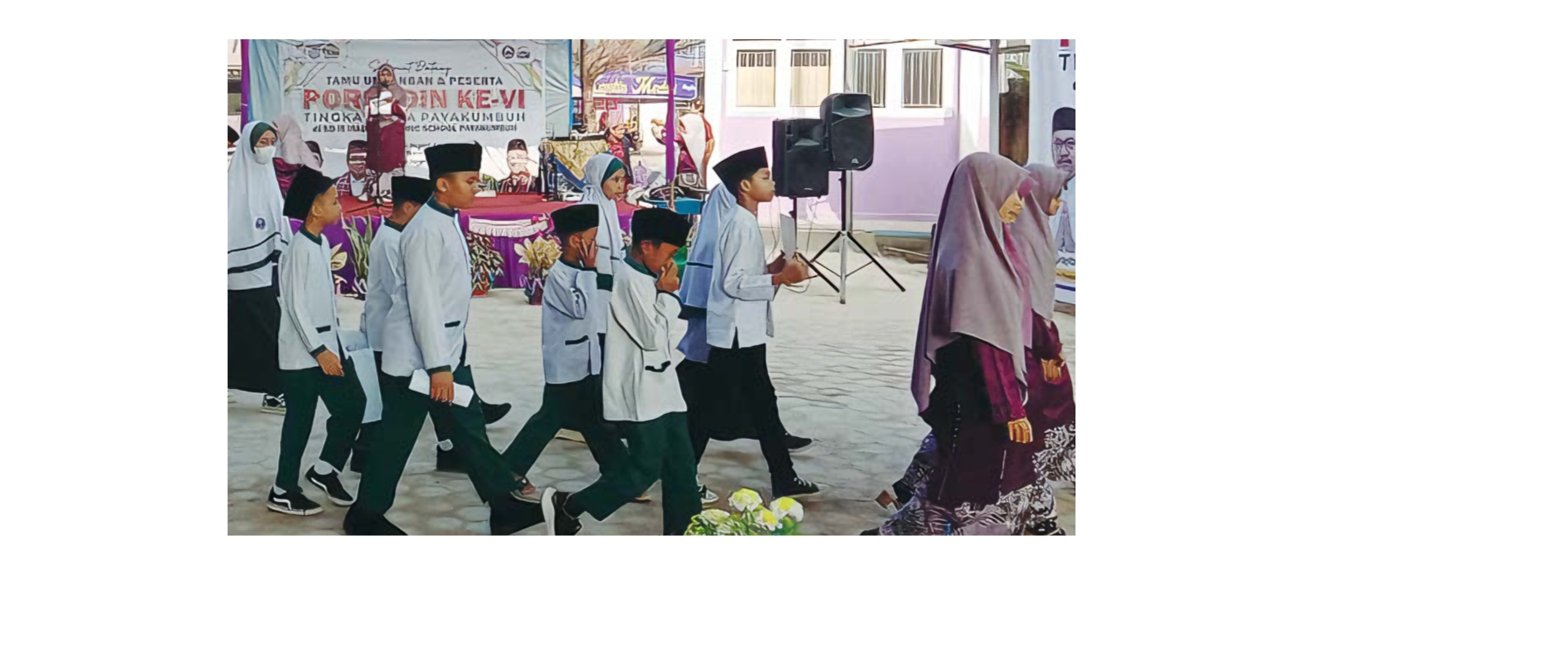 BERSEMANGAT: Para peserta Porsadin ke VI tingkat Kota Payakumbuh tahun 2024 melakukan defile saat dibuka di SD IT Madani Islamic School Payakumbuh, Sabtu (20/7). (TIM LAMAN GURU)