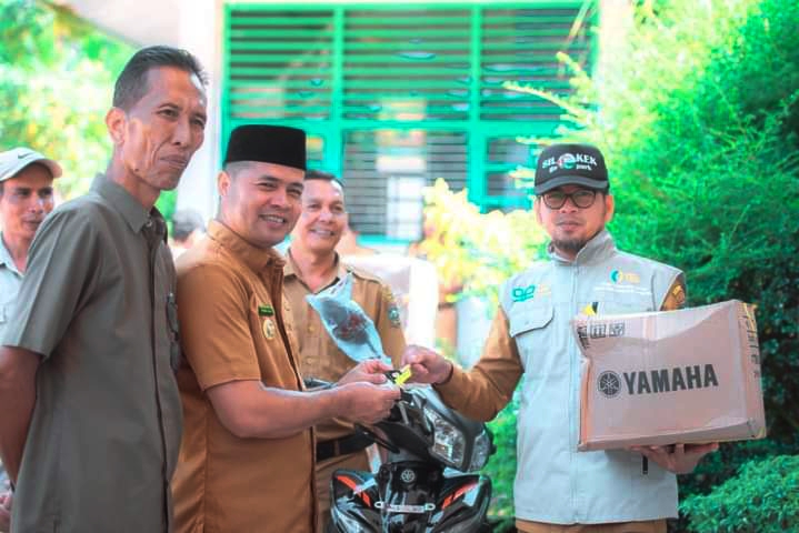 SUPPORT PETANI: Wabup Sijunjung Iraddatillah menyerahkan bantuan kendaraan operasional kepada perwakilan penyuluh pertanian di Sijunjung, Rabu (24/7).(PEMKAB SIJUNJUNG FOR PADEK)