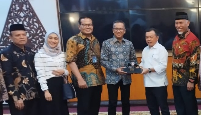 Pertemuan Dirut PT Semen Padang dengan Gubernur Jambi Al Haris yang difasilitasi oleh Gubernur Sumbar Mahyeldi.