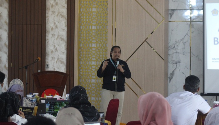 Kepala KPP Pratama Padang Satu, Asprilantomiardiwidodo memberikan penjelasan dasar tentang tujuh tahapan pemungutan pajak dan administrasinya, dalam bimtek di Balairung Rumah Dinas Wako Pariaman.