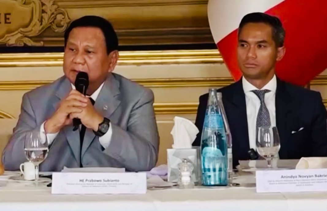 Ketua Dewan Pertimbangan KADIN Indonesia, Anindya Bakrie (kanan) mendampingi Prabowo Subianto di pertemuan Indonesian-France Business Executive Luncheon. (Foto: IG Anindya Bakrie)