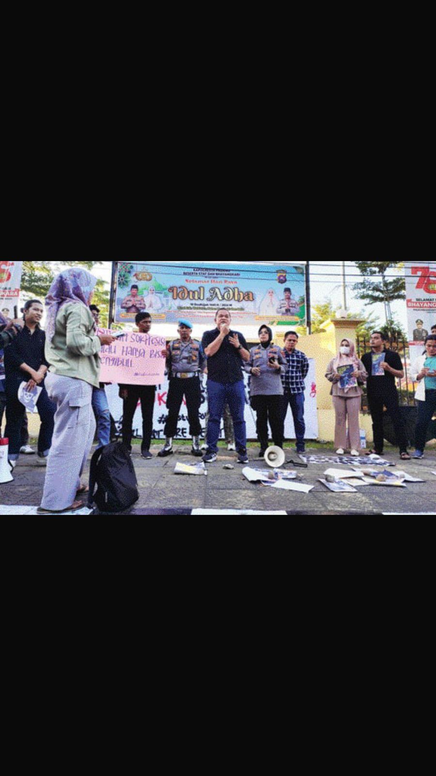 AKSI KAMISAN UNTUK AM: LBH Padang menggelar aksi Kamisan di depan Mapolresta Padang kemarin. (JEFRIMON/PADEK)