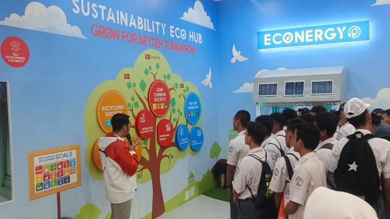 Daihatsu menghadirkan Sustainability Center sebagai fasilitas hiburan edukatif yang memberikan pengalaman baru kepada pengunjung di Booth Daihatsu yang berlokasi di Hall 8D.