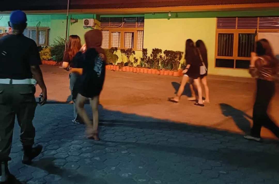 Satpol PP Padang amankan 9 perempuan Sabtu dinihari (27/7/2024) karena tidak memiliki identitas dan diduga melanggar ketertiban umum. (Foto: Humas)