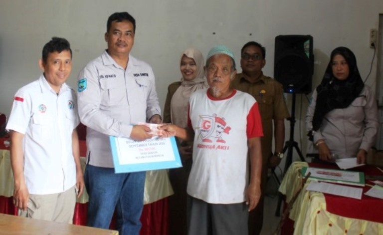 Penyerahan BLT Dana Desa kepada keluarga penerima manfaat di Desa Santur, Kecamatan Barangin.