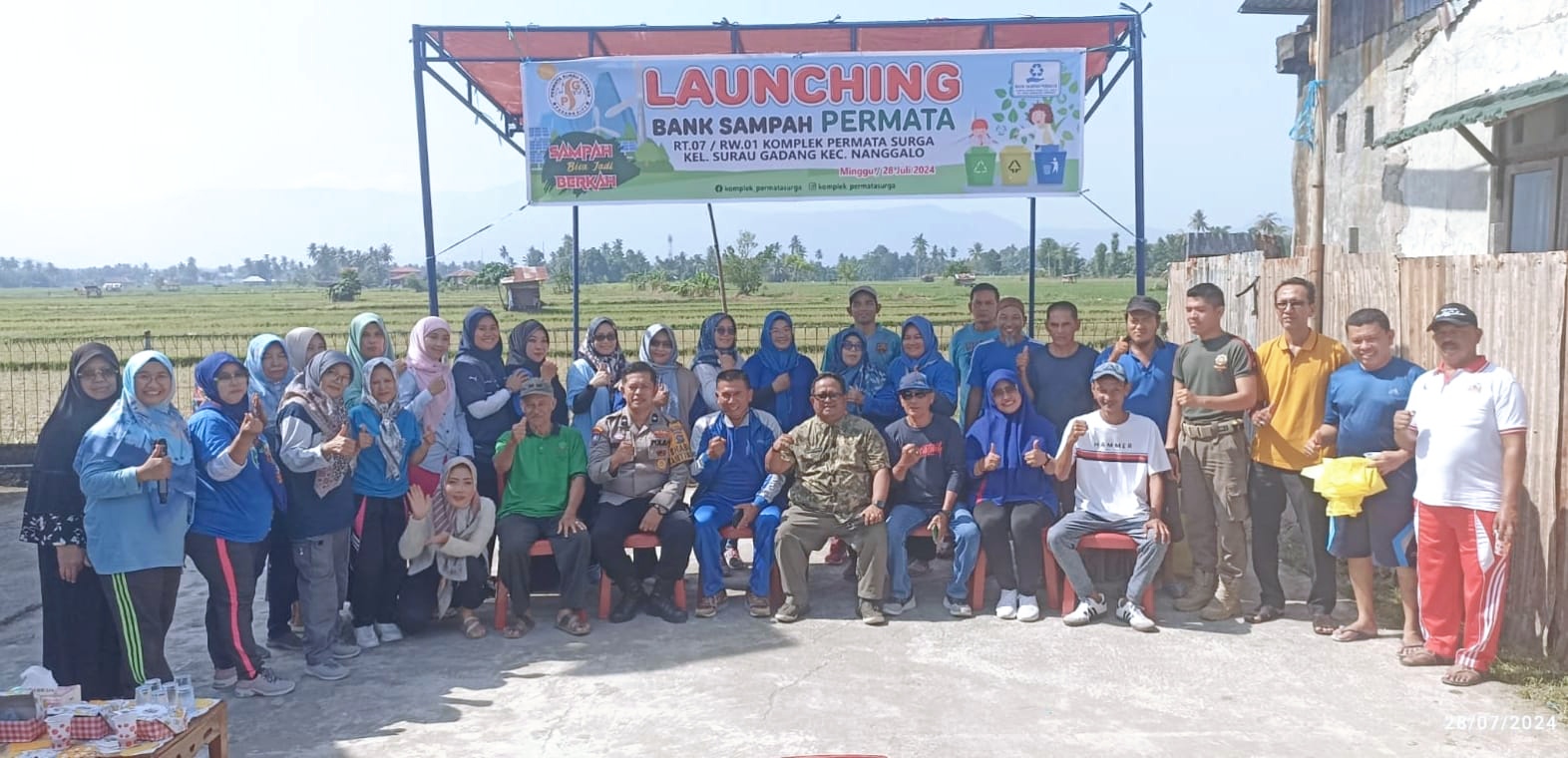 Camat Nanggalo Amrizal Rengganis bersama warga Kompleks Permata Surau Gadang yang antusias menghadiri peresmian Bank Sampah Permata, Minggu (28/7/2024). (Foto: Heri. S)