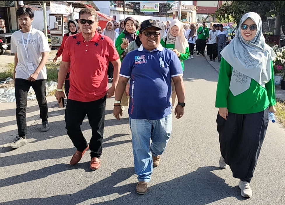 Camat Nanggalo Amrizal Rengganis, didampingi oleh Lurah Kurao Pagang, Moliza Pane, jalan sehat. (Foto: IST)