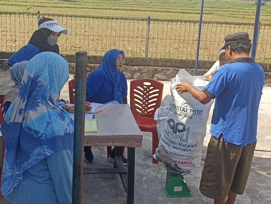 Warga menimbang sampah di Bank Sampah Permata. (Foto: Heri. S)