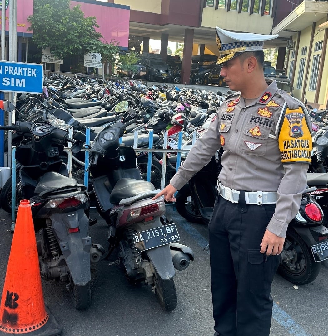 Personel kepolisian dari Polresta Padang menunjukkan kendaraan yang melanggar selama Operasi Patuh Singgalang. (JEFRIMON/PADEK)