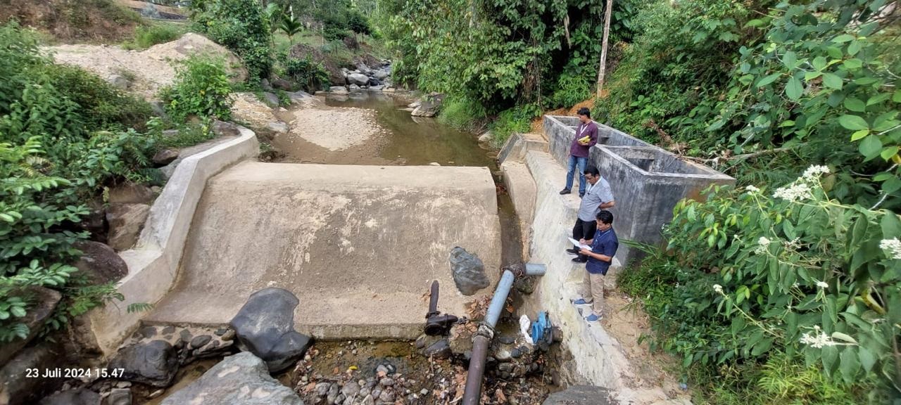 Salah satu sungai sumber air baku Perumda Air Minum Kota Padang mulai menyusut airnya. (HUMAS PERUMDA AM PADANG)