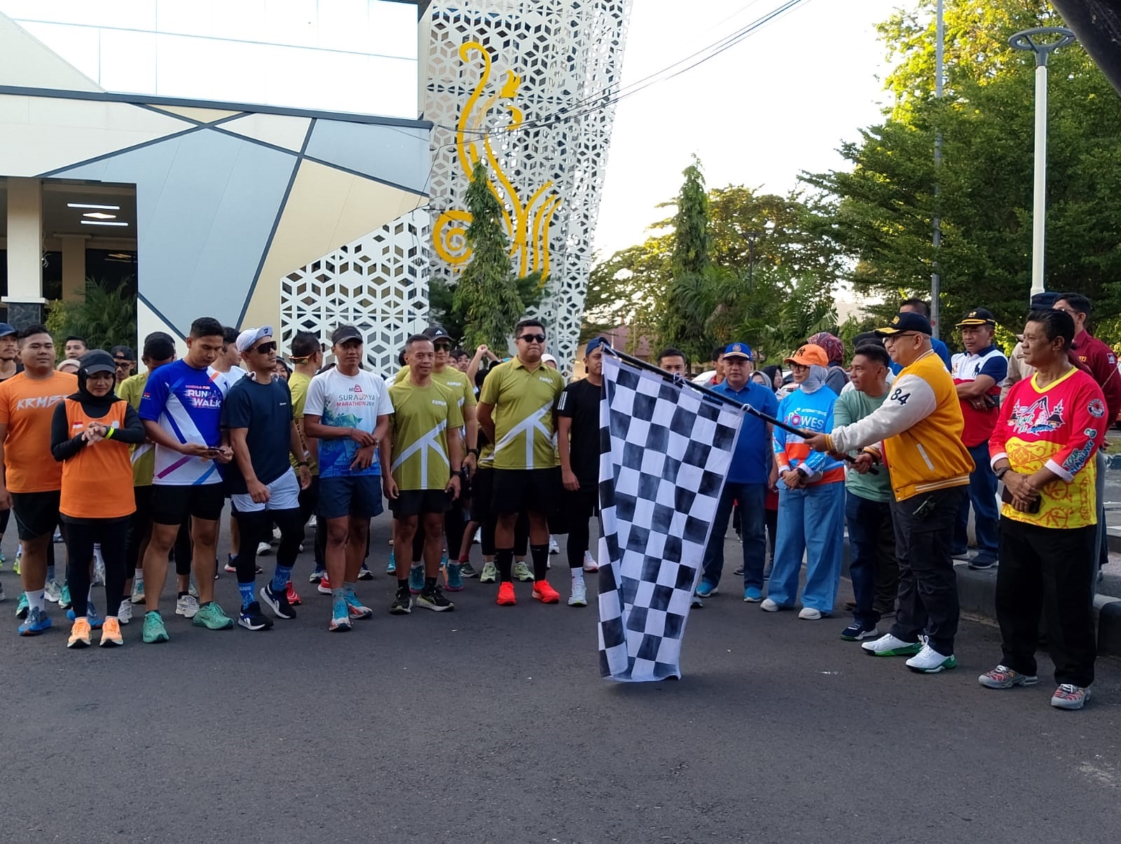 DILEPAS: Pj Wali Kota Padang Andree Algamar melepas peserta Padang Trail Running di halaman Gedung Youth Center Padang, Sabtu (27/7). (ERI M/PADEK)