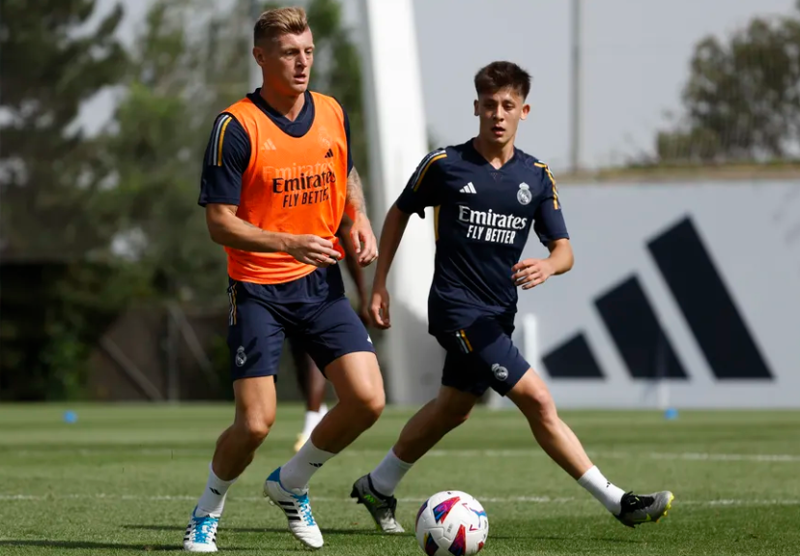 Toni Kroos bersama talenta muda Turki Arda Guler saat latihan bersama di Real Madrid tahun 2023. (Foto: Victor Carretero/ Real Madrid via Getty Images)