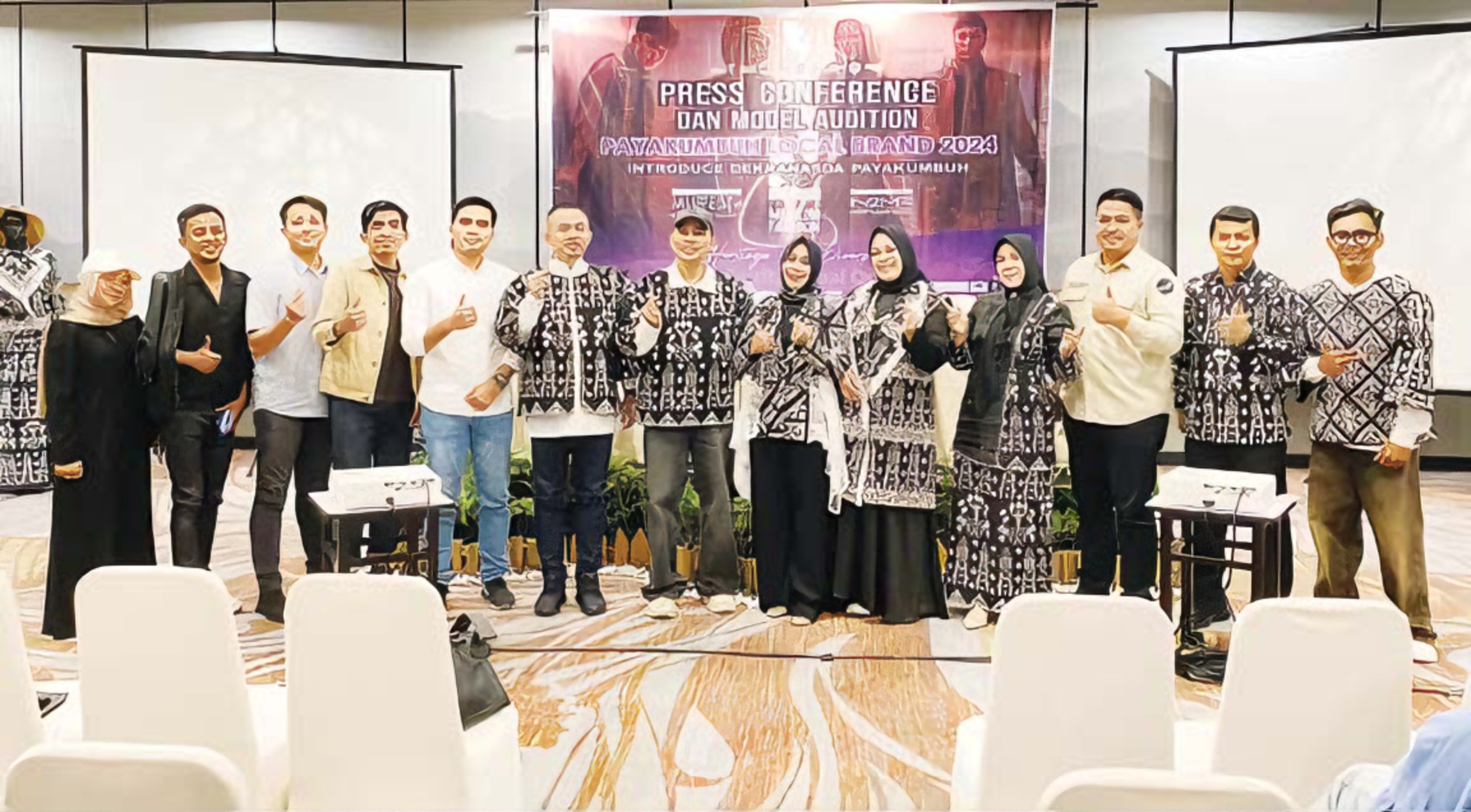 INDUSTRI KREATIF : Pj Ketua ,Dekranasda Kota Payakumbuh Elfriza Zaharman bersama desainer saat Press Conference Payakumbuh Local Brand 2024 di Hotel Santika Padang.(DEKRANASDA PAYAKUMBUH)