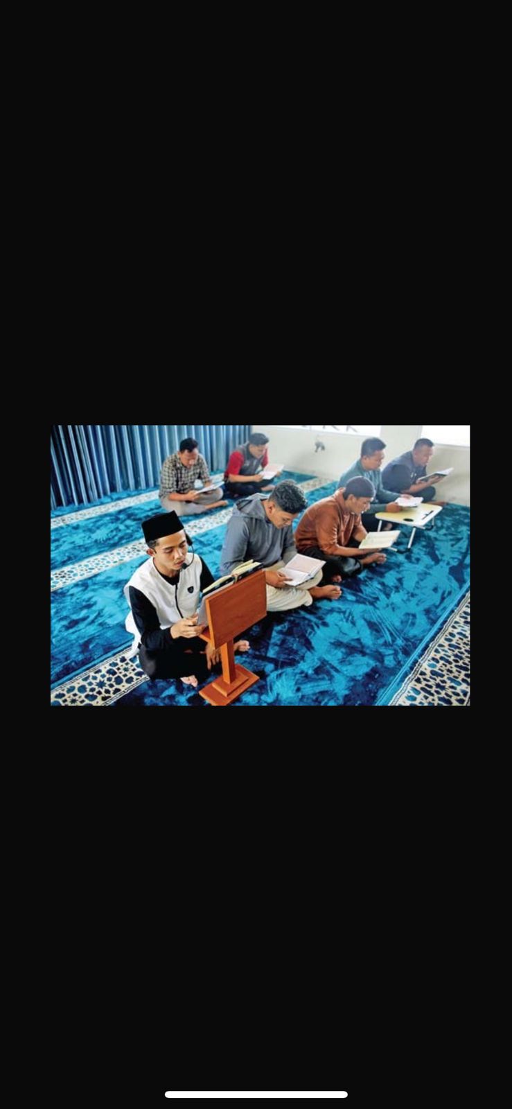 MEMANUSIAKAN JAMAAH: Jamaah membaca Al Quran bersama di Masjid Sejuta Pemuda di Sukabumi, Jawa Barat, Selasa (4/6). (FOLLY AKBAR Kota Sukabumi)
