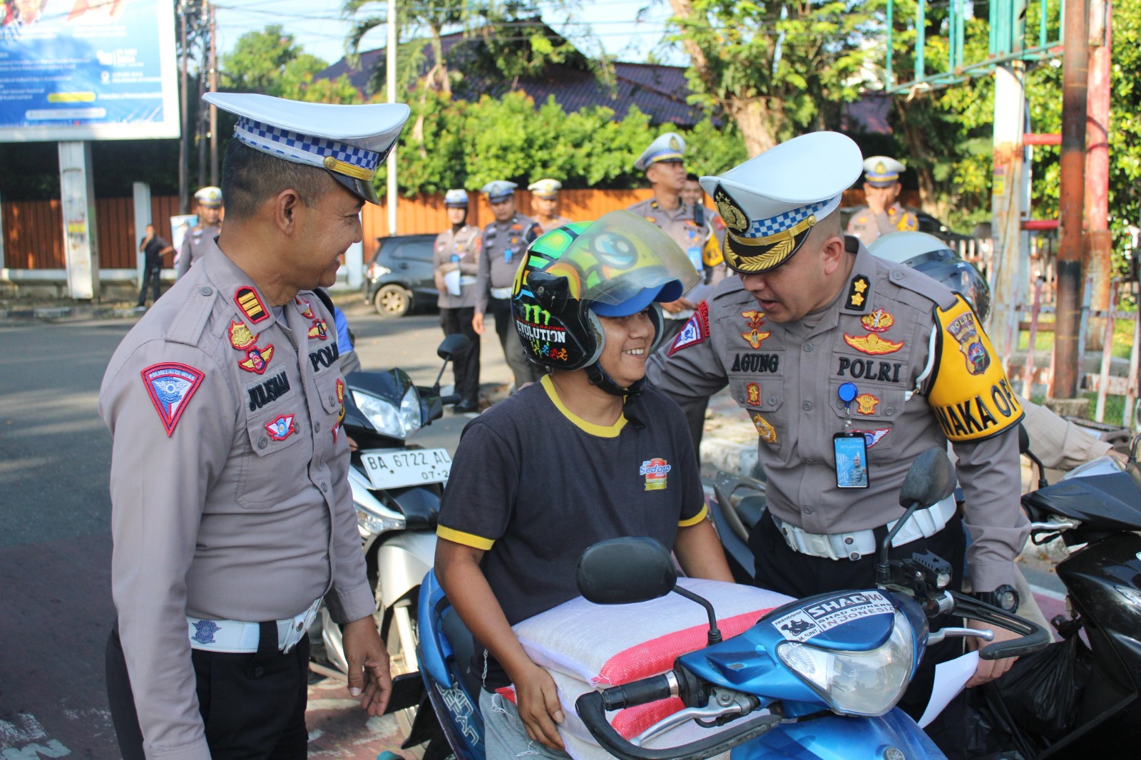 Salah seorang pengendara sedang diperiksa terkait kelengkapan surat-surat berkendara di Jalan Khatib Sulaiman, beberapa waktu lalu. (HUMAS POLDA SUMBAR)