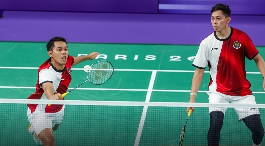 BELUM PUAS: Fajar/Rian mengunci tiket ke perempat final Olimpiade Paris 2024 setelah menaklukkan wakil tuan rumah Lucas Corvee/Ronan Labar di Adidas Arena, kemarin (29/7).(Ig Badminton Na)